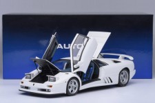 LAMBORGHINI Diablo SE30 Jota 1995 Impact White - AutoArt Escala 1:18 (79145)
