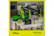 SET Garage Elevador y Herramientas - Student Driver - Tarmac Works Escala 1:64 (T64-001-SD)