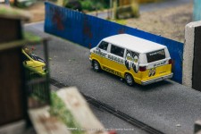 DODGE Van Mooneyes 1996 White / Yellow - Tarmac Works Escala 1:64 (T64G-TL032-ME)