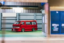 TOYOTA Hiace Wagon Custom Red - Tarmac Works Scale 1:64 (T64R-078-RE)