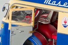 FIAT 642 RN2 Bartoletti Maserati Race Car Transporter 1957 - CMC Escala 1:18 (M-097)