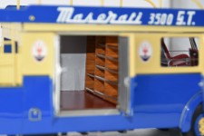 FIAT 642 RN2 Bartoletti Maserati Race Car Transporter 1957 - CMC Escala 1:18 (M-097)