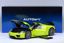 PORSCHE 918 Spyder Weissach Package 2013 Acid Green - AutoArt Escala 1:18 (77921)