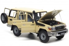 TOYOTA Land Cruiser 76 2017 Cream - Almost Real Scale 1:18 (ALM870102)