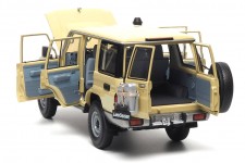 TOYOTA Land Cruiser 76 2017 Cream - Almost Real Scale 1:18 (ALM870102)