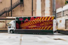  MITSUBISHI Fuso Super Great EVA Racing - Tarmac Works Escala 1:64 (T64T-TL001-EVA)