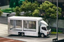 MITSUBISHI Fuso Canter Mobile Display Truck - Tarmac Works Escala 1:64 (T64T-TL002-DW)