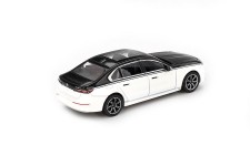 BMW i7 xDrive60 2024 Alpine White - MiniGT Scale 1:64 (MGT00959)