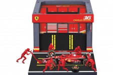 FERRARI SF24 Pit Stop Diorama Con Figuras 2024 C. Sainz - Bburago Escala 1:43 (36862)