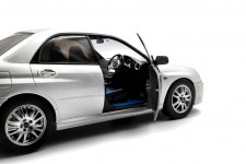 SUBARU Impreza WRX STI 2004 Silver Metallic - Solido Escala 1:18 (S1812303)