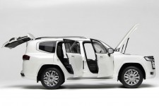 TOYOTA Land Cruiser 300-ZX 2024 White - LCD Escala 1:18 (LCD18013ZX-WH)
