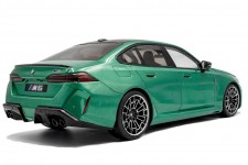 BMW M5 (G90) M 2025 Isle of Man Green Metallic - Solido Escala 1:18 (S1814701)