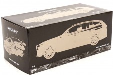 BMW i5 M60 Touring 2024 Black Metallic 2024 - Minichamps Escala 1:18 (110023602)