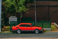 SAAB 900 Turbo Red - Incluye Trading Cards - Tarmac Works Escala 1:64 (T64G-056-RE)