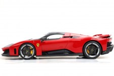 FERRARI F80 2024 Rosso Corsa Carbon Fiber - Incluye Vitrina - BBR Escala 1:18 (P18253A1-V)