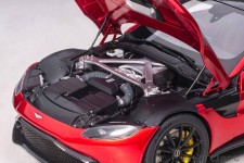 ASTON MARTIN Vantage 2019 Hyper Red - AutoArt Escala 1:18 (70277)