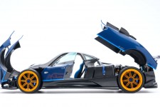 PAGANI Zonda Tricolore 2010 - Incluye Vitrina Y Cofre - BBR Scale 1:18 (850620121DIE)