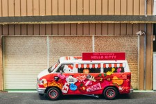 DODGE Van Hello Kitty Food Truck - Tarmac Works Escala 1:64 (T64G-TL032-HK) 