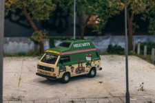 VOLKSWAGEN T3 Van Hello Kitty Camping - Tarmac Works Escala 1:64 (T64S-001-HK)