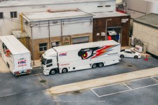 MITSUBISHI Fuso Super Great Team Mugen - HRC - Tarmac Works Escala 1:64 (T64T-TL001-MU)