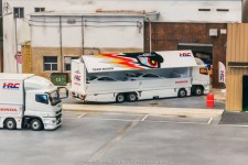 MITSUBISHI Fuso Super Great Team Mugen - HRC - Tarmac Works Escala 1:64 (T64T-TL001-MU)