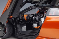 McLaren Speedtail 2020 Volcano Orange - AutoArt Escala 1:18 (76088)