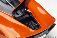 McLaren Speedtail 2020 Volcano Orange - AutoArt Escala 1:18 (76088)