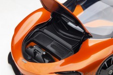 McLaren Speedtail 2020 Volcano Orange - AutoArt Escala 1:18 (76088)