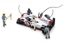 SET Figuras Ganadores 24h Le Mans 2018 Piloto Earl Bamber - Spark Models Escala 1:43 (43AC011)