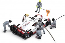 SET Figuras Winners 24h Le Mans 2018 Piloto Earl Bamber - Spark Models Scale 1:43 (43AC011)