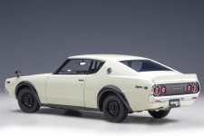 NISSAN Skyline 2000 GT-R (KPGC110) 1973 White - AutoArt Escala 1:18 (77472)