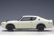NISSAN Skyline 2000 GT-R (KPGC110) 1973 White - AutoArt Escala 1:18 (77472)
