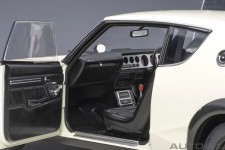 NISSAN Skyline 2000 GT-R (KPGC110) 1973 White - AutoArt Escala 1:18 (77472)