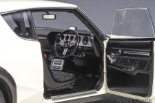 NISSAN Skyline 2000 GT-R (KPGC110) 1973 White - AutoArt Escala 1:18 (77472)