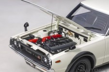 NISSAN Skyline 2000 GT-R (KPGC110) 1973 White - AutoArt Escala 1:18 (77472)