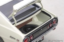 NISSAN Skyline 2000 GT-R (KPGC110) 1973 White - AutoArt Escala 1:18 (77472)