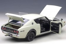 NISSAN Skyline 2000 GT-R (KPGC110) 1973 White - AutoArt Escala 1:18 (77472)