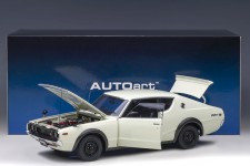 NISSAN Skyline 2000 GT-R (KPGC110) 1973 White - AutoArt Escala 1:18 (77472)
