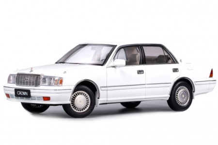 TOYOTA Crown 2012 White LHD - KengFai Escala 1:18 (VAKF0272)