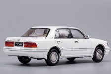 TOYOTA Crown 2012 White LHD - KengFai Scale 1:18 (VAKF0272)