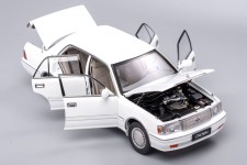 TOYOTA Crown 2012 White LHD - KengFai Escala 1:18 (VAKF0272)