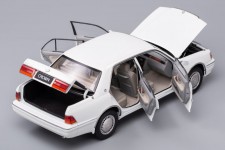 TOYOTA Crown 2012 White LHD - KengFai Escala 1:18 (VAKF0272)