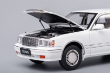 TOYOTA Crown 2012 White LHD - KengFai Scale 1:18 (VAKF0272)